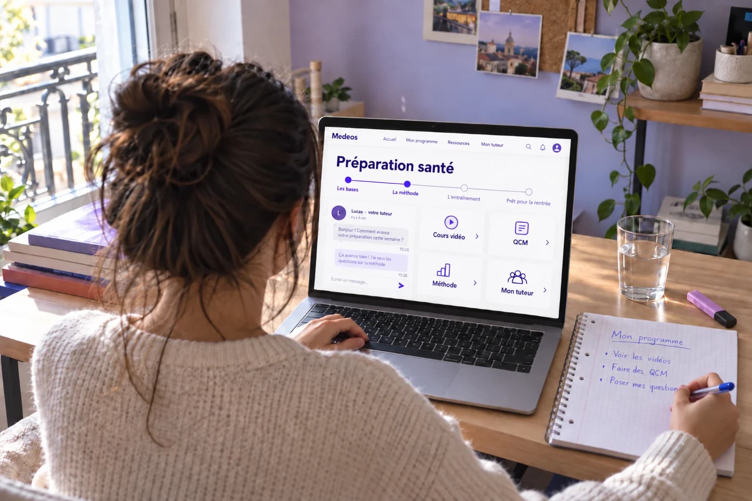 Une lycéenne, dans sa chambre, ouvre son espace Préparation santé sur son ordinateur : les bases, la méthode, l’entraînement, prêt pour la rentrée, et la conversation avec son tuteur ; sur son cahier, son programme de la semaine.